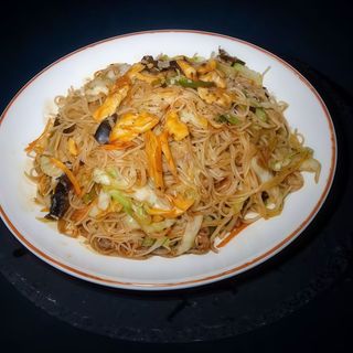 C11. Taitei de orez cu pui/鸡肉炒米粉/Fried rice noodles with chicken