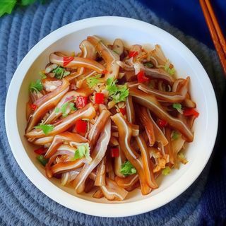 D06. Urechi de porc in sos picant/凉拌猪耳/Spicy pig ears salad **
