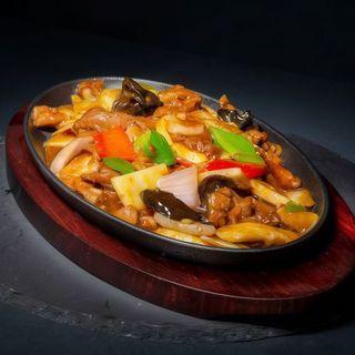 G10.	Pui cu urechi de lemn/木耳鸡片/Wood ear mushroom chicken