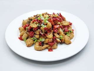 J04.	Peste picant/辣子鱼丁/Spicy fish **