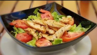 Salata cu piept de pui la gratar