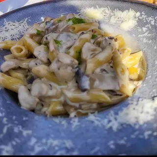 Penne cu piept de pui, sos alb si ciuperci