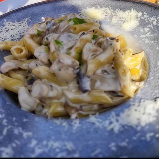 Penne cu piept de pui, sos alb si ciuperci