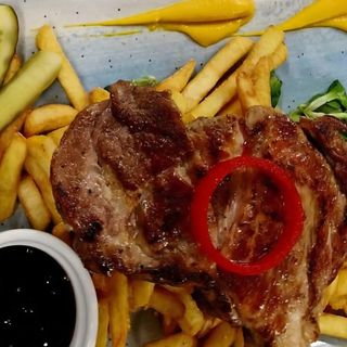 Platou cu ceafă de porc la grătar