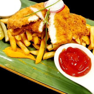 Platou cu șnițel din piept de pui