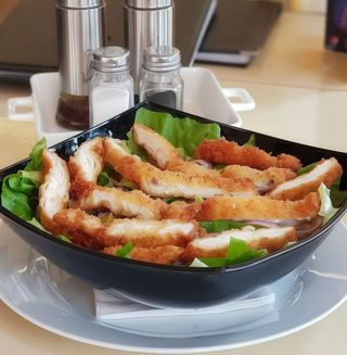 Salata țărănească cu șnițel din piept de pui in panko