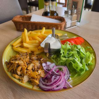 Kebab de pui si curcan la farfurie cu cartofi prajiti