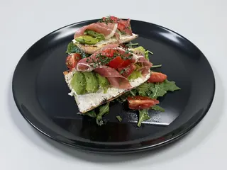 Bruschete cu avocado&prosciutto crudo