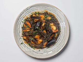 Spaghetti cu negru de sepie și fructe de mare