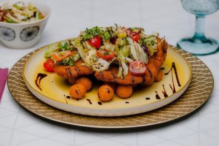 Schnitzel de pui crocant cu cartofi aurii