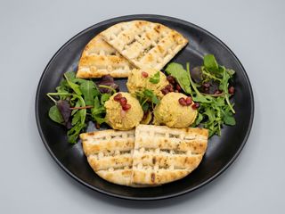 Hummus cu rodie şi pita