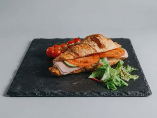 Sandwich croissant sunca si cascaval