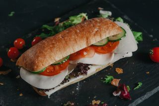 Sandwich sunca din piept de pui