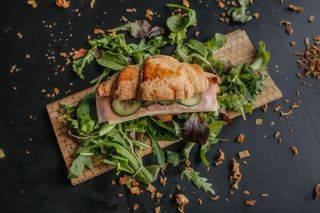 Sandwich croissant bacon si cascaval