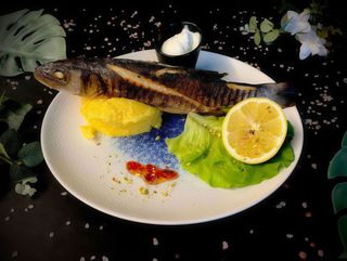 Biban de mare cu mamaliguta si mujdei - grill