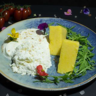 Branza cu smantana si mamaliga