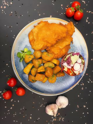 Snitel din piept de pui cu cartofi rumeniti