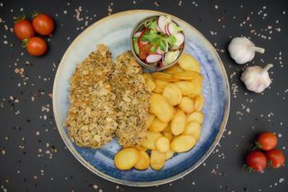 Aroma semintelor pe snitel cu cartofi rondele