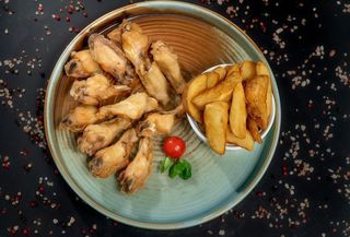 Aripioare rumenite cu usturoi si cartofi rondele