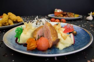 Piept de rata cu piure de telina si sos fructe de padure