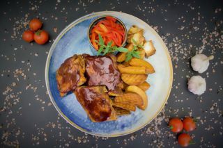 Coaste de porc BBQ cu cartofi aurii si salata de ardei copt