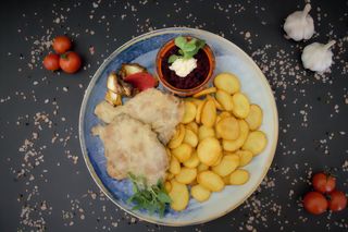 Ceafa de porc la tigaie, cartofi rondele, salata de sfecla rosie