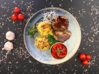 Ceafa de porc slowcooked, cartof zdrobit, salata ardei copti