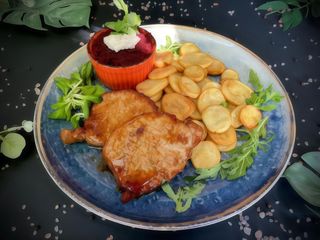 Cotlet de porc la tigaie cu cartofi taranesti si salata de sfecla