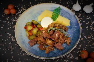 Pastrama de oaie cu mamaliguta