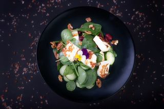 Halloumi la gratar cu salata