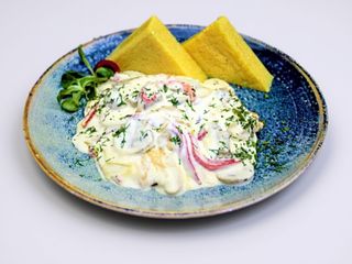 Pui rumenit la tigaie cu smantana si ciuperci