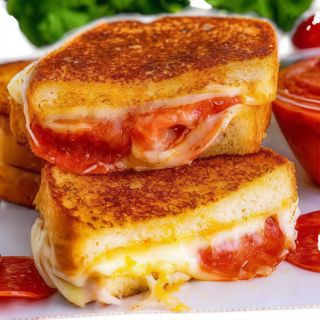 Toast cu ghiudem (sucuk) si cascaval