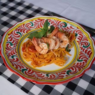 Tagliatelle con gamberoni argenttini a tris di pomodorini