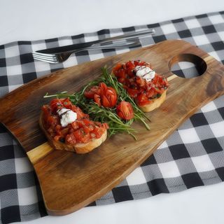 Bruschette con pomodorini pesto dolce e straciatella