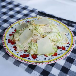 Insalata Caesar con petto di pollo