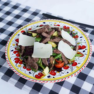 Insalata con manzo, avocado e salsa di arance siciliane