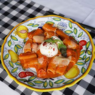 Rigatoni piccanti alla vodka con burratina