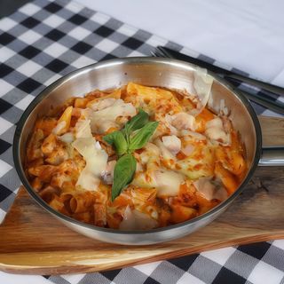 Penne al forno con pollo, funghi e salsa rosa (2pax)