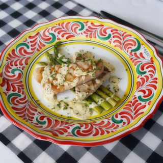 Tonno alla griglia con asparagi e salsa alla mostarda