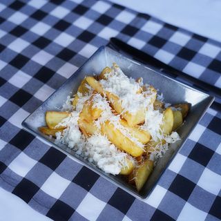 Patatine fritte con formaggio grattugiato