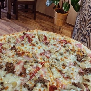 Pizza Salami e funghi mare