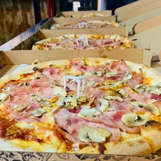 Pizza Prosciutto e funghi mare