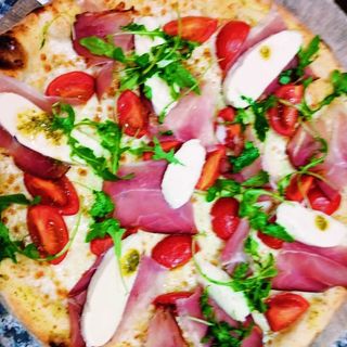Pizza Crudo e rucola mare