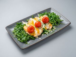 Piept de Pui pe pat de rucola gratinat cu brânza cheddar si rosii cherry 