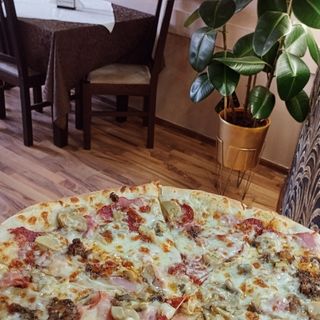 Pizza Prosciutto salami mare