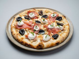 Pizza Gorgo e crudo mare