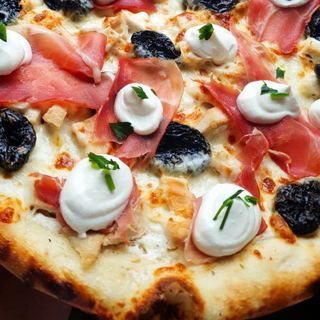 Pizza Gorgo e crudo mare