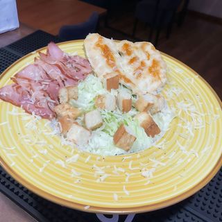 Salata Caesar cu piept de pui si bacon