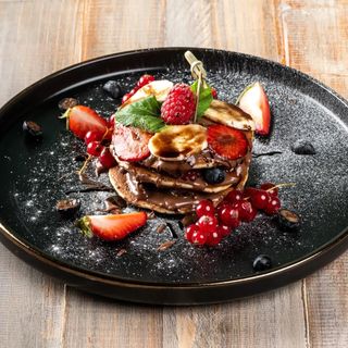 Pancake cu nutella, fructe de pădure și banane