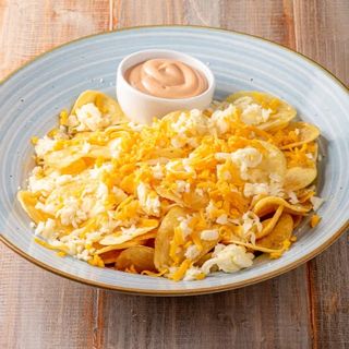 Chipsuri de casă cu cheddar + sosul casei